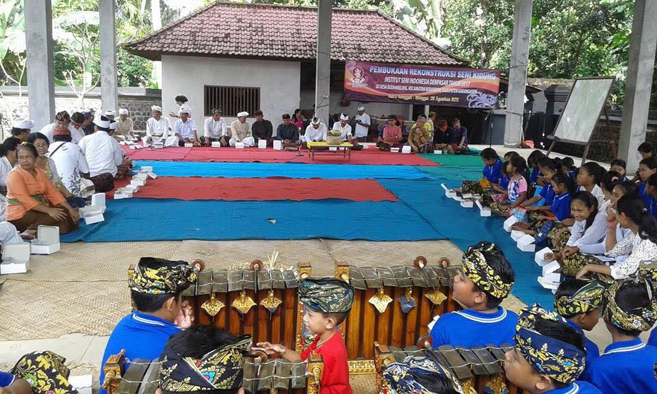 Tim Penelitian dan Pengabmas ISI Denpasar membuka kegiatan ‘Rekonstruksi Seni Kidung’ di Desa Budhakeling