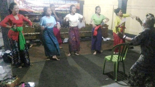 Institut Seni Indonesia Denpasar menggelar pembukaan rekonstruksi seni pertunjukan Joged Pingitan di Banjar Apuan Desa Singapadu Kecamatan Sukawati
