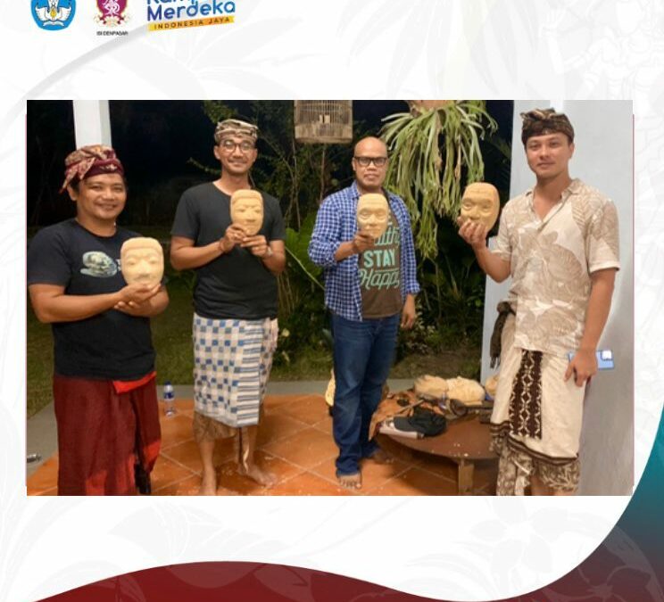 Rektor ISI Denpasar Prof. Dr. Wayan ‘Kun’ Adnyana mengapresiasi pameran topeng seniman Singapadu di Puri Anyar Art Space