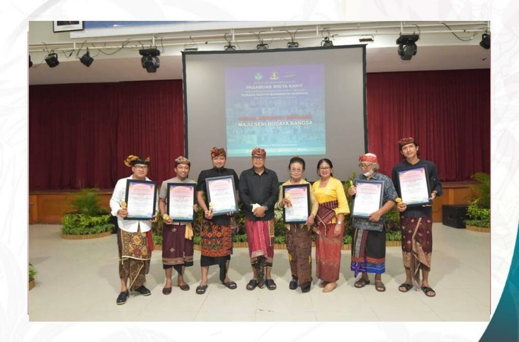 Rektor Institut Seni Indonesia (ISI) Denpasar Prof.Dr. I Wayan “Kun” Adnyana menyerahkan Penghargaan kepada 122 Mitra MBKM Berdedikasi pada acara Pasamuan Widya Kanti (Temu Mitra Merdeka Belajar-Kampus Merdeka) ISI Denpasar