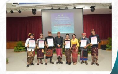 Rektor Institut Seni Indonesia (ISI) Denpasar Prof.Dr. I Wayan “Kun” Adnyana menyerahkan Penghargaan kepada 122 Mitra MBKM Berdedikasi pada acara Pasamuan Widya Kanti (Temu Mitra Merdeka Belajar-Kampus Merdeka) ISI Denpasar