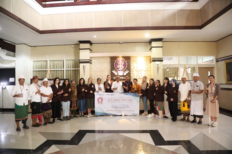 Rektor ISI Denpasar Sambut 11 Mahasiswa Program Darmasiswa dari Mancanegara