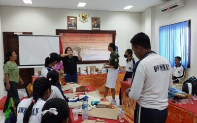 PKM Pelatihan Pembuatan Souvenir Berbasis 3R (Reduce, Reuse, Recycle): Membentuk Generasi Pelestari Lingkungan